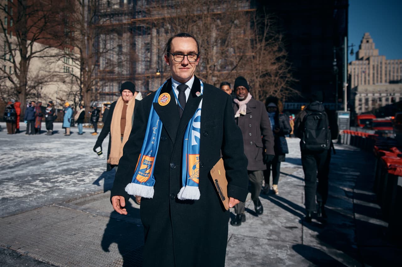 Los simpatizantes estuvieron durante toda la ceremonia, donde también Alexandria Ocasio-Cortez, líderes religiosos y autoridades locales dieron sus discursos. Hubo música de Bad Bunny, rezos de varias religiones y discursos en varios idiomas. Tal vez te interesa leer: 
<a href="https://www.univision.com/local/nueva-york-wxtv/local/nueva-york-wxtv/los-momentos-clave-en-la-juramentacion-oficial-de-zohran-mamdani-como-alcalde-de-nueva-york-fotos" target="_blank">Mamdani jura como alcalde de Nueva York entre voces políticas, religiosas y comunitarias .</a>
<br>