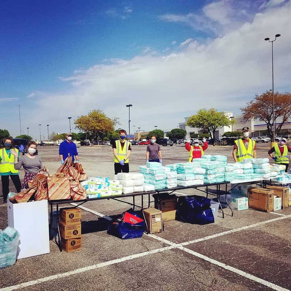 Voluntarios entregan pañales a familias necesitadas