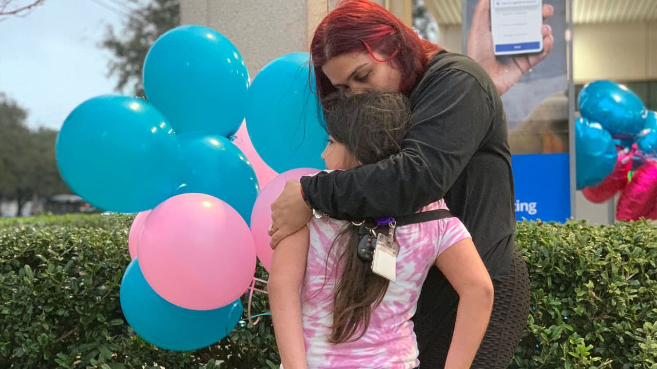 La menor viajaba con su familia en una camioneta cuando una bala la hirió en la cabeza por 
<a href="https://www.univision.com/local/houston-kxln/acusan-tony-earls-balear-arlene-alvarez-houston-muerte-cerebral" target="_blank">un hombre que había sido asaltado</a> cuando sacaba dinero en efectivo de un banco Chase, según indica el reporte policial.