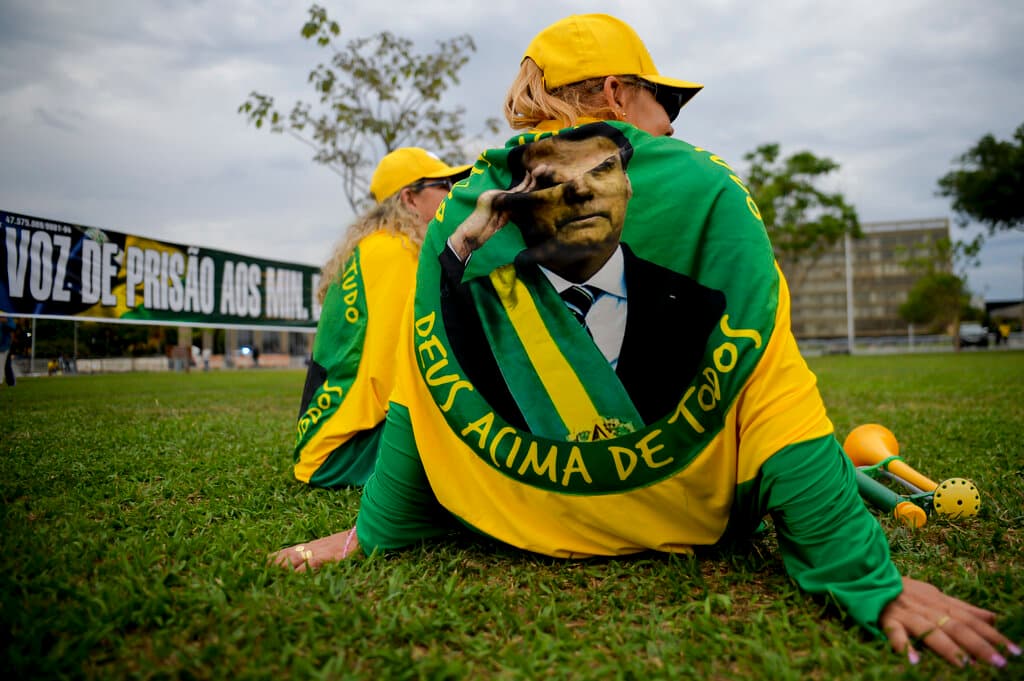 Bolsonaro ha formado una base de partidarios con su defensa de los valores familiares tradicionales, su rechazo a la corrección política y presentándose como un protector de la nación ante políticas de izquierda que, según dice, erosionan la libertad personal y provocan inestabilidad económica.