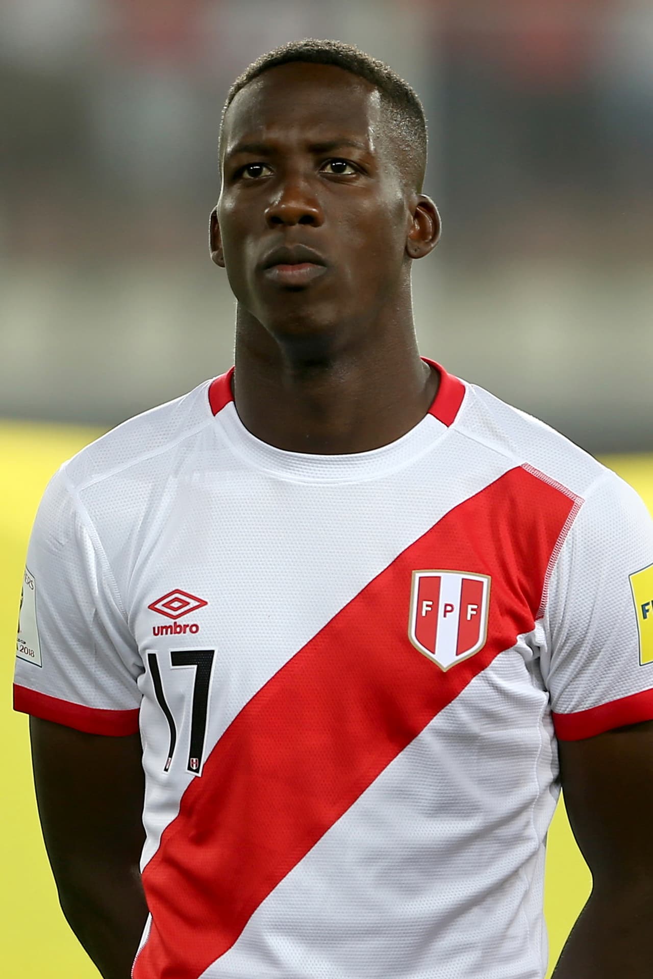 Defensas: Luis Advíncula (Lobos, México)