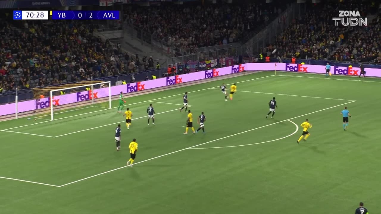 ¡Otro atajadón del Dibu para mantener el cero en su arco!