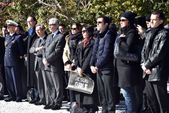 La mañana de este jueves, residentes franceses en Japón lanzaron oraciones afuera de la residencia del embajador francés en Tokio.