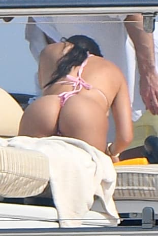 Toda la semana, las hermanas Kendall Jenner y Kourtney Kardashian han sido vistas disfrutando del sol en un yate en la localidad francesa de Antibes. Kourtney ha estado con su novio, Younnes, mientras Kendall Jenner ha optado por broncearse y pasear sobre un paddleboard y un jet-ski.