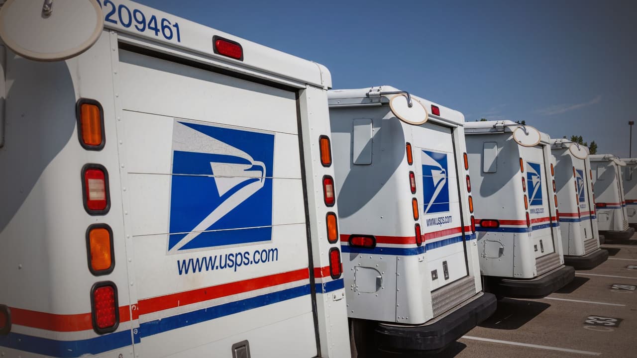 <h3 class="cms-H3-H3">Qué, quién, cuándo y dónde </h3>El Servicio Postal de Estados Unidos (USPS) aplicará 
<b>un aumento temporal de precios en los envíos de paquetes durante la temporada navideña</b>, del 5 de octubre de 2025 al 18 de enero de 2026. El ajuste afectará a los servicios 
<b>Priority Mail Express, Priority Mail, USPS Ground Advantage y Parcel Select</b>, tanto en ventanilla 
<i>(retail) </i>como en cuentas comerciales 
<i>(business)</i>. 
<br>Las cartas, postales y timbres 
<b>no tendrán ningún cambio.</b>