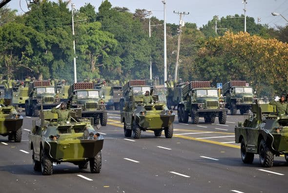 Camiones blindados pintados de verde olivo, cañones, tanques y hasta una réplica del yate Granma que sirvió al líder Fidel Castro y sus rebeldes para comenzar la sublevación que derrocó al dictador Fulgencio Batista en 1959, avanzaron por la Plaza de la Revolución temprano el sábado.
