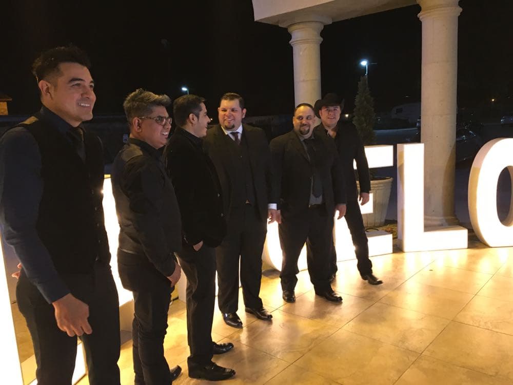 Los integrantes de Duelo recibían a cada uno de los invitados de la noche a la entrada del salón donde fue el evento. Iván Treviño dijo que en total llegaron 800 personas a la cena y el show de gala.