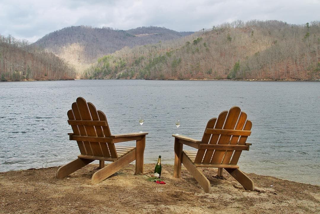 <b>Tuckasegee</b>. Es una pequeña ciudad del condado de Jackson que alberga la Reserva Bear Lake, una opción para ocasiones especiales y escapadas románticas. Es una comunidad cerrada masiva de 2,100 acres con residencias privadas y alquileres que rodean el hermoso lago Bear Creek de 500 acres. Puedes hacer casi todo aquí, pero en caso de que necesites aventuras, algunas cascadas también atraviesan el condado de Jackson y podrás explorarlas.
<br>
<br>
<b><a href="https://goo.gl/maps/4TK3nAqdHUP889Ms9">Cómo llegar</a></b>