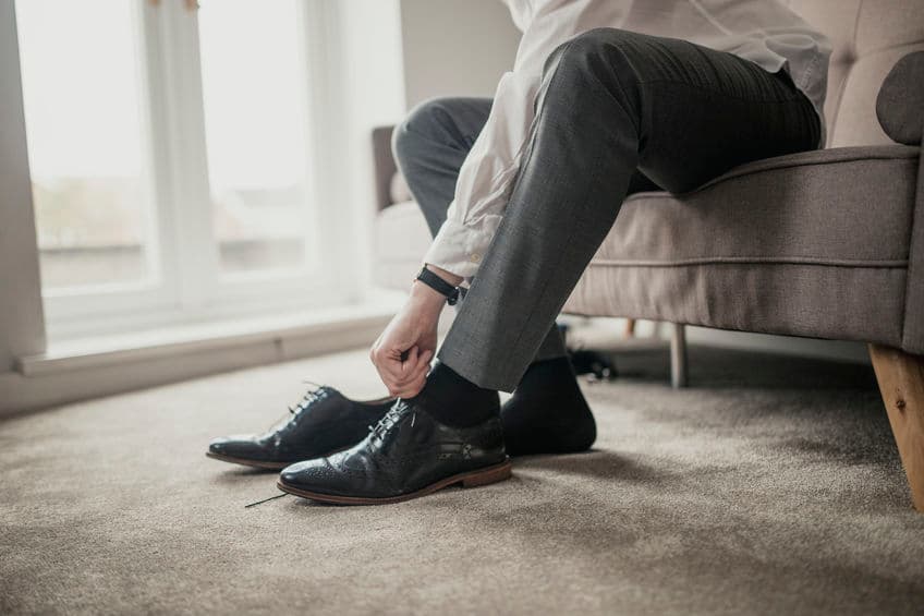 <b>Calcetines. </b>Si tiene que vestir elegante y de traje, lo ideal es que lleve calcetines altos (a la mitad de la pantorrilla) y de colores oscuros como el negro, gris o azul marino.