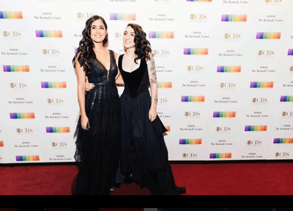 Emily Estefan, hija de Emilio y Gloria Estefan, ya había aparecido en público junto a Gemeny Hernández, como ocurrió en los Kennedy Center Honors en noviembre, evento en el que su madre fue homenajeada.