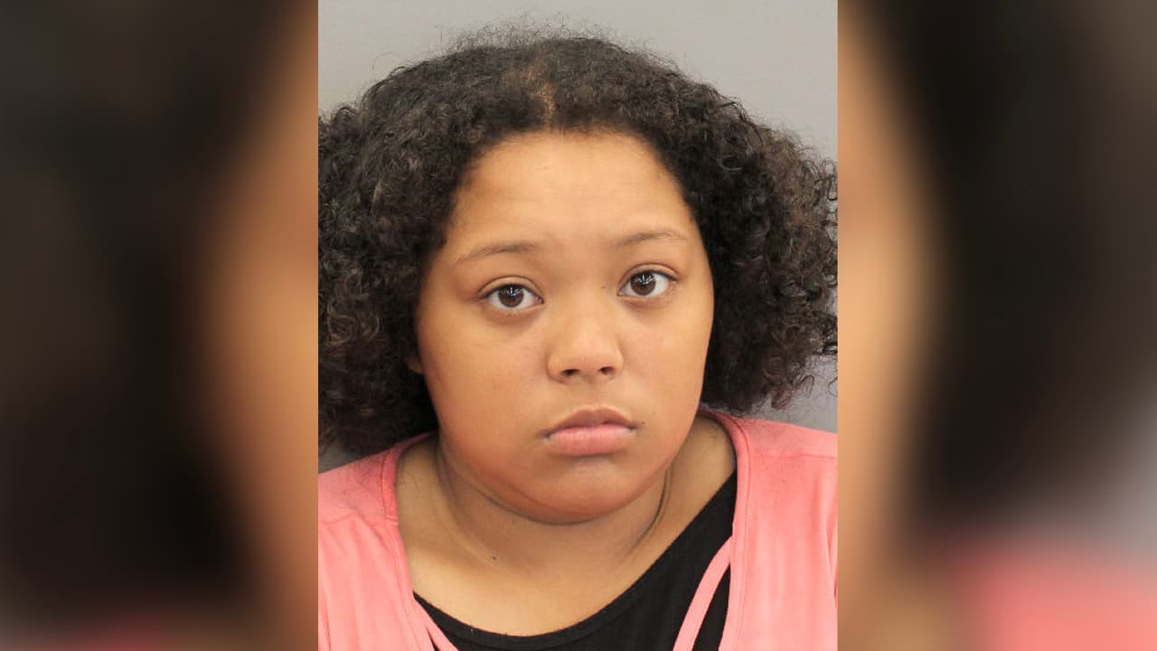 Kayla Holzendork, madre del pequeño, también fue arrestada y enfrenta cargos de lesionar a un menor y alterar evidencias.