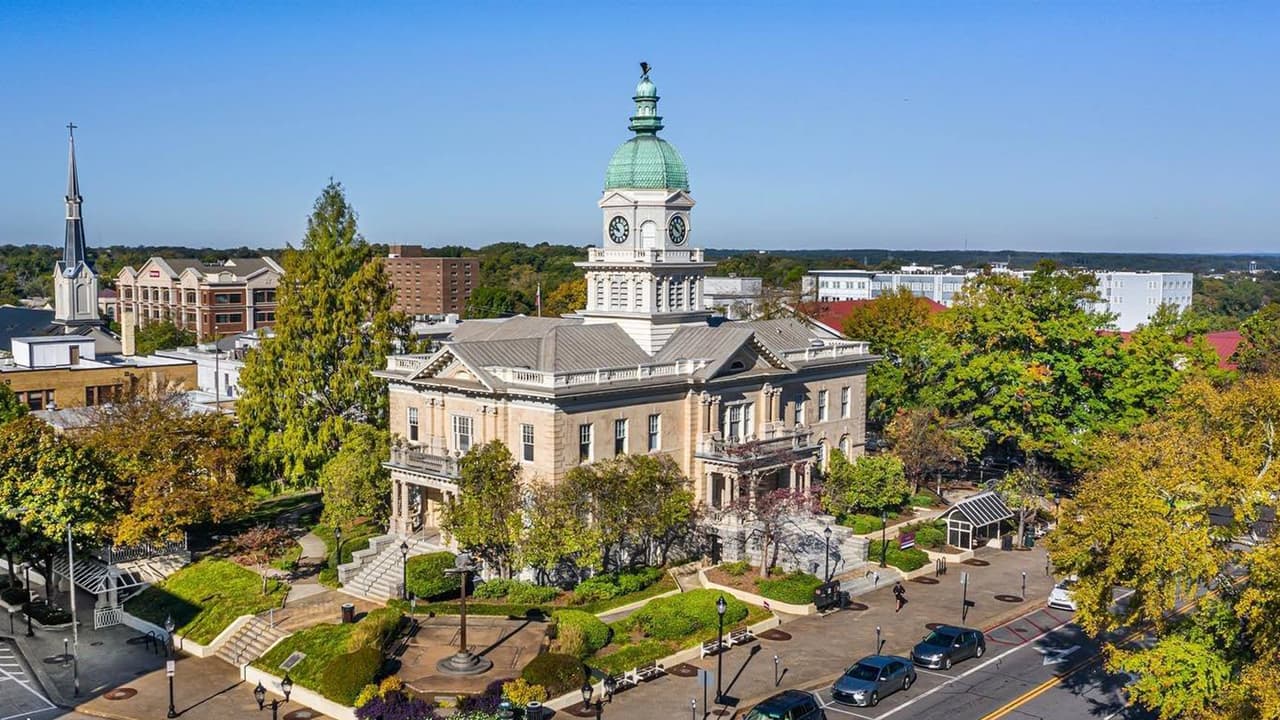 <b>Athens-Clarke:</b> La Comisión Athens-Clarke aprobó por unanimidad el requisito en la reunión mensual de votación de comisiones del martes. La ordenanza requiere que el público use máscaras faciales hasta el 4 de agosto, aunque la comisión podría extenderla.
<br>
<br>Las sanciones son de $ 25 por la primera ofensa, $ 25 por una segunda y $ 100 por una tercera ofensa.