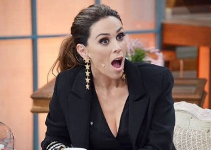 "[...] Un día, una vecina me manda llamar y me dice: 'Oye, Jacky, es que queremos hablar contigo varias de aquí del edificio, la esposa de Arath y así', ¿por?. 'Es que, cuando te metes a bañar en la noche y prendes la luz, te podemos ver' [...]", dijo la también actriz.