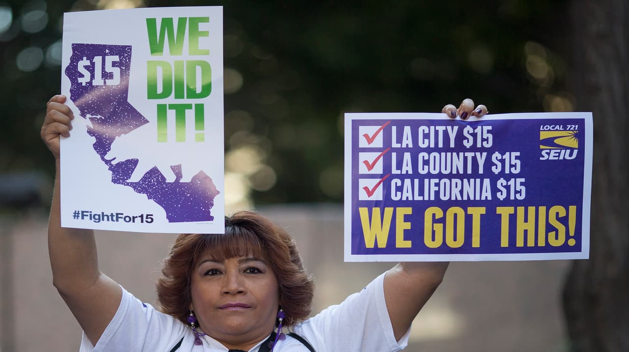 <b>Salario mínimo</b>
<br>
<b><a href="http://www.univision.com/los-angeles/kmex/noticias/salario/es-oficial-california-firma-el-mayor-salario-minimo-de-estados-unidos" target="_blank">El 4 de abril de 2016, el gobernador Jerry Brown firmó la ley SB 3</a></b> que establece la subida gradual del salario mínimo en California hasta 15 dólares la hora. La medida pauta incrementos anuales del sueldo base desde 2017 hasta 2022, fecha en la que todos los negocios con más de 25 empleados tendrán que pagar no menos de 15 dólares por hora a sus trabajadores. La primera subida de este plan (50 centavos) llega el 1 de enero de 2017, cuando el salario mínimo quedará situado en 10.5 dólares. Esta ley no se aplicará a las empresas de 25 o menos empleados hasta el 1 de enero de 2018.