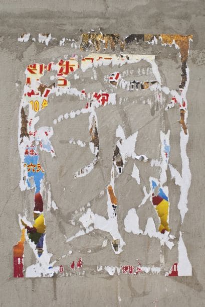 Sirve como pegamento: Por si fuera poco, la pasta dental también es un pegamento efectivo. Si quieres colocar un poster en una pared o ventana, sólo aplica un poquito de pasta en las esquinas del cartel y pégalo.