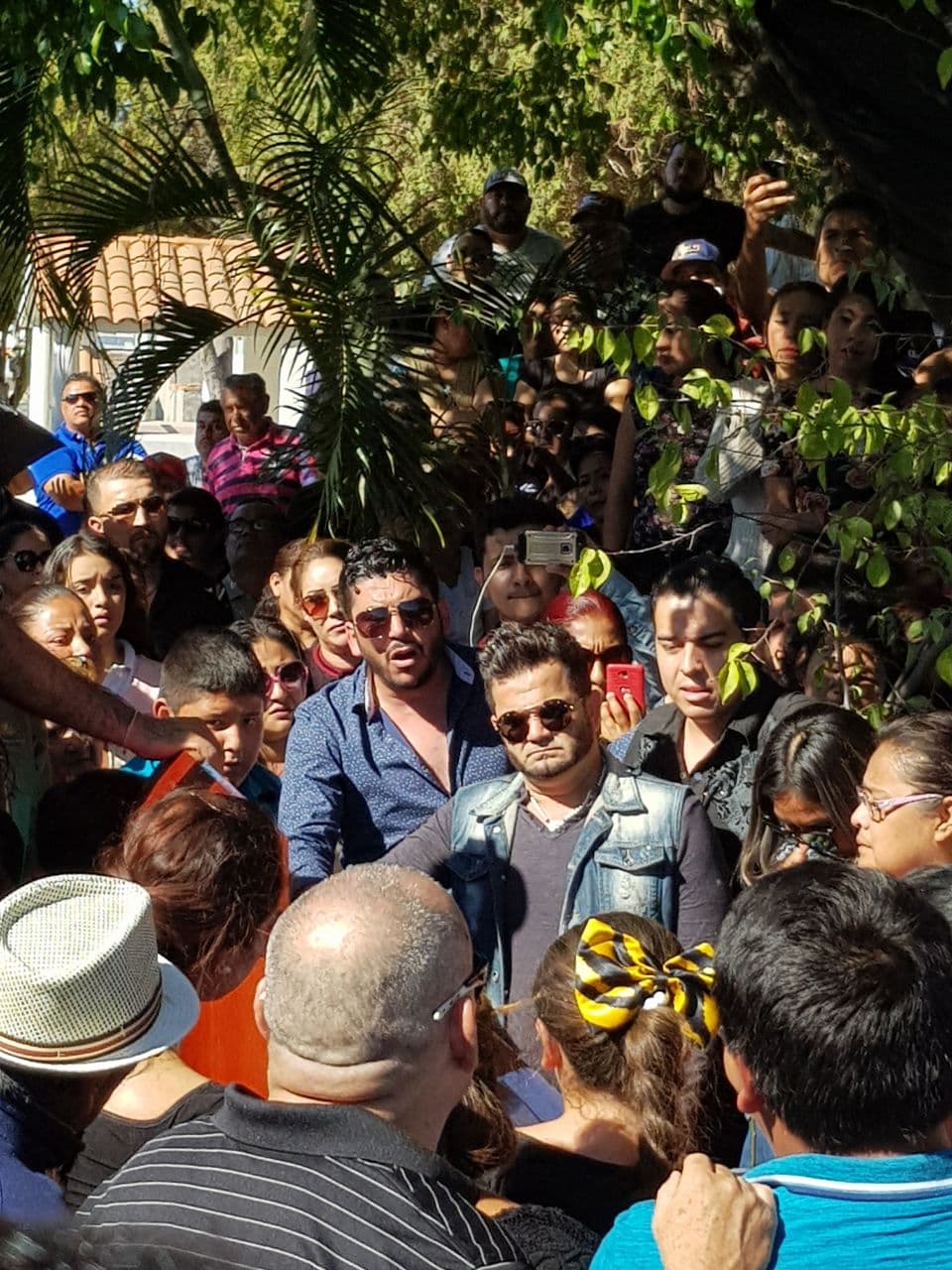 Después de la misa el cuerpo de Marytoña fue llevado al panteón Jardín, donde fue sepultada. Los cantantes Luis Ángel Franco y Roberto Jr. acompañaron a sus familiares y a las decenas de personas que acudieron al sepelio.