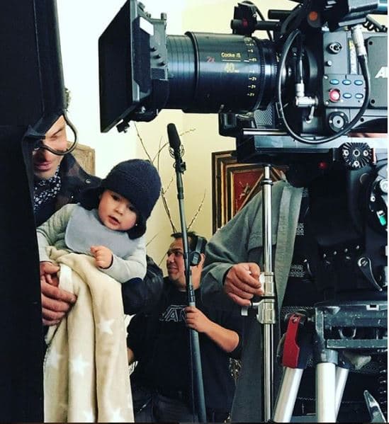 El pequeño visita a su madre en los sets de grabación desde muy temprana edad.