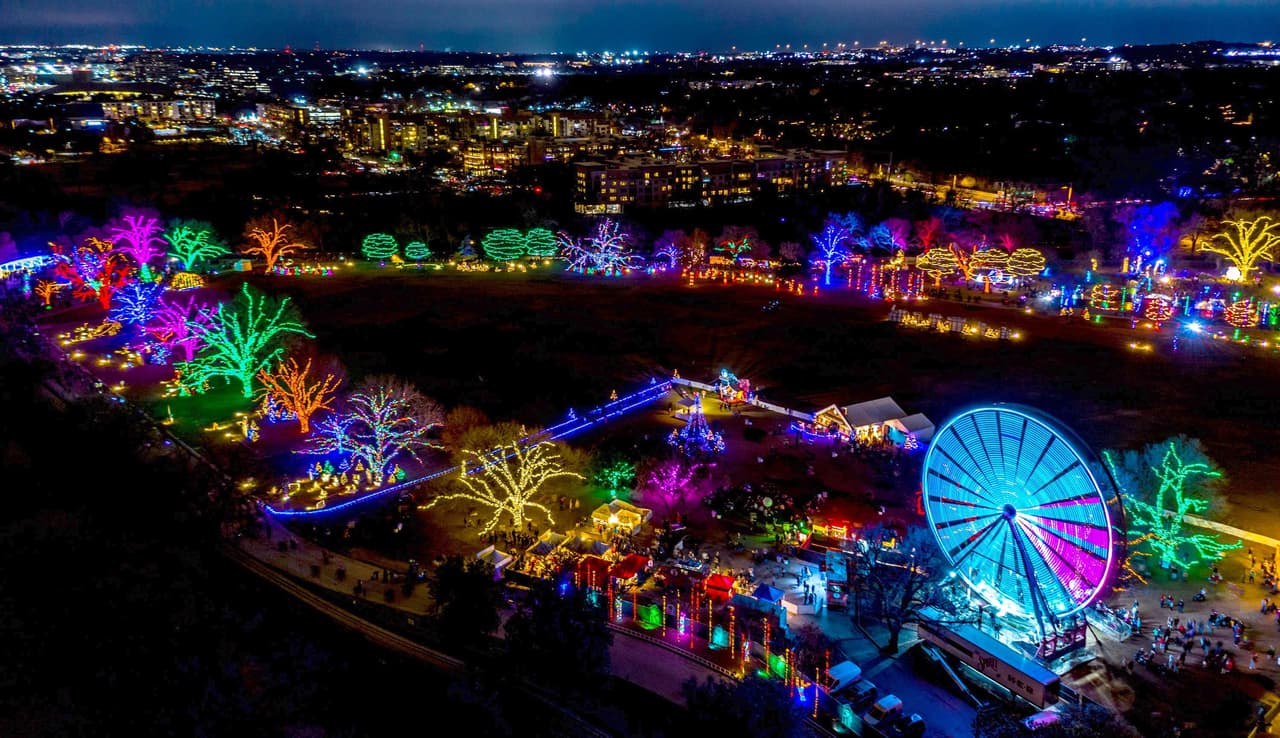 <h3 class="cms-H3-H3">Austin Trail of Lights</h3>
<br>
<br>
<b>Dónde: </b>Zilker Park
<br>
<b>Cuándo:</b> Del 10 al 23 de diciembre
<br>
<br>Más de 2 millones de luces iluminarán 96 árboles y 70 escenarios navideños. Ven a disfrutar de música en vivo y muchas atracciones para toda la familia. Además habrá un show de drones. La entrada es gratis para niños menores de 11 años al comprar un boleto de adulto.
<br>