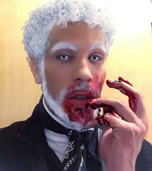 Christian Chávez se tiñó el cabello de blanco para dar vida a este diabólico personaje.