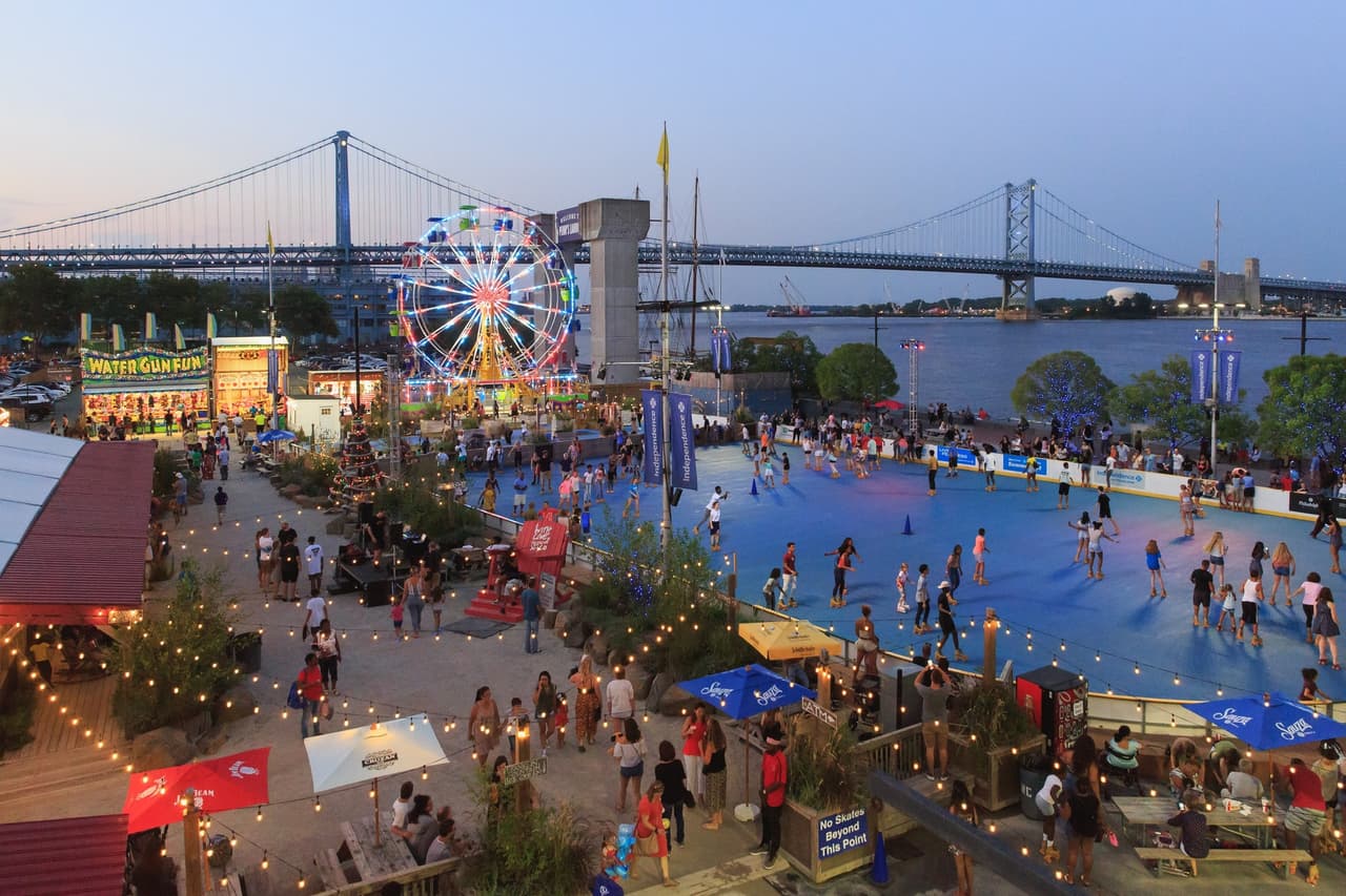 <b><a href="https://www.delawareriverwaterfront.com/places/blue-cross-riverrink-summerfest">Blue Cross RiverRink Summerfest (a partir del 6 de mayo)</a></b>: Blue Cross RiverRink Summerfest transforma este lugar frente al río Delaware en el lugar perfecto para pasar el rato en verano, con la única pista de patinaje del centro de la ciudad, un alojamiento estilo cobertizo para botes, una rueda de la fortuna y muchos espacios lúdicos para relajarse.