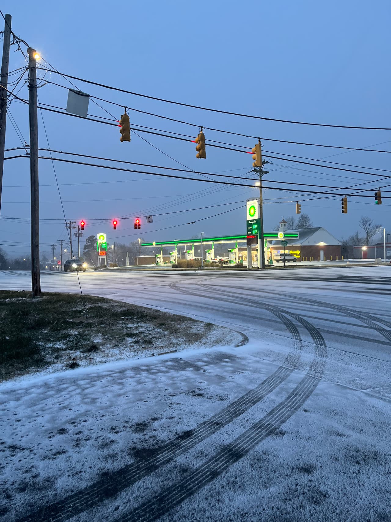 El Departamento de Policía de Burlington compartió estas imágenes de las condiciones de las carreteras.