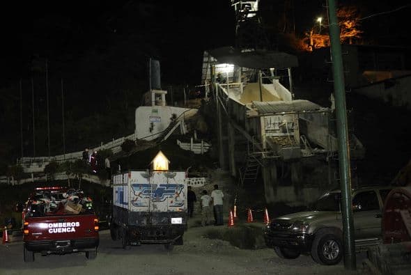 "Seguimos trabajando, esperamos hacerlo lo más rápido posible, tomando en cuenta que está muy peligroso el retiro, la limpieza (de los escombros) de la galería que está colapsada", añadió la autoridad.