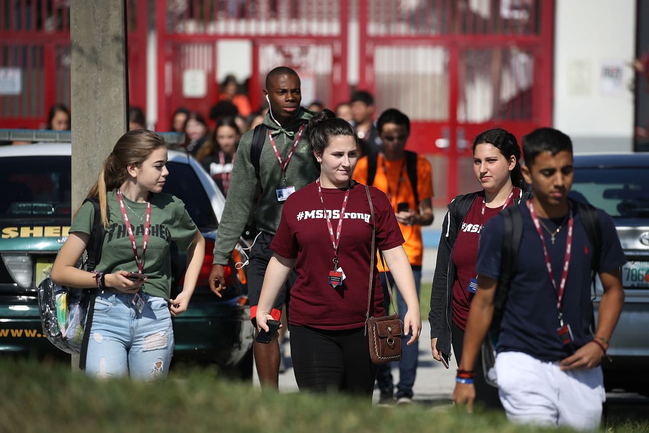 Los alumnos de la secundaria Marjorie Stoneman Douglas, la escuela más reciente golpeada por un tiroteo masivo en el que murieron 17 personas en Florida, marcharon desde el campus hasta un parque de la localidad.