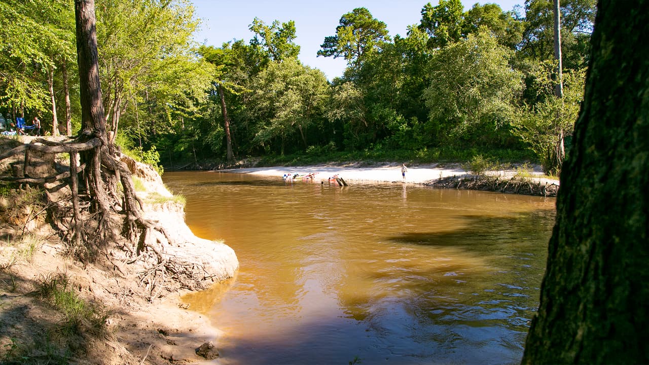 El espacio para nadar o quedarse en la playa es muy pequeño y hay que tomar precauciones, como la distancia social, en estos tiempos de coronavirus.