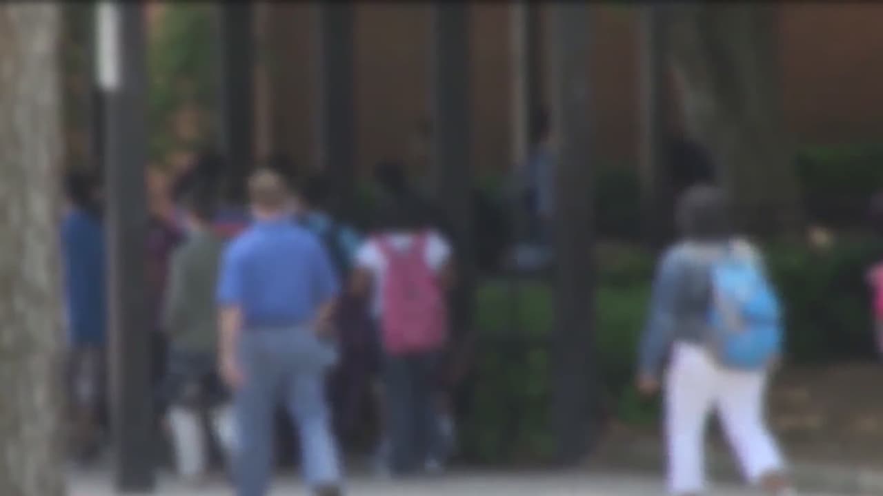 <h3 class="cms-H3-H3">La ley SB 351 regula el uso de redes sociales para los menores en las escuelas</h3>
<br>
<br>La SB 351 exige el consentimiento de los padres antes de permitir que los menores creen cuentas en las redes sociales. 
<br>
<br>También exige la verificación de edad en los sitios de pornografía al exigir a los usuarios que carguen una identificación con foto emitida por el gobierno antes de permitirles ver contenido para adultos. 
<br>
<br>Cualquier sitio que no haga cumplir estas reglas recibiría una multa de $10,000 por cada niño que acceda a contenido considerado "perjudicial para menores".