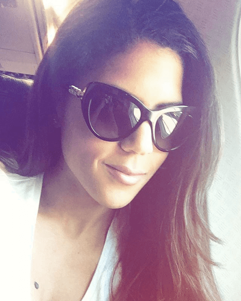 Ella cuida de sus ojos con el mejor estilo.