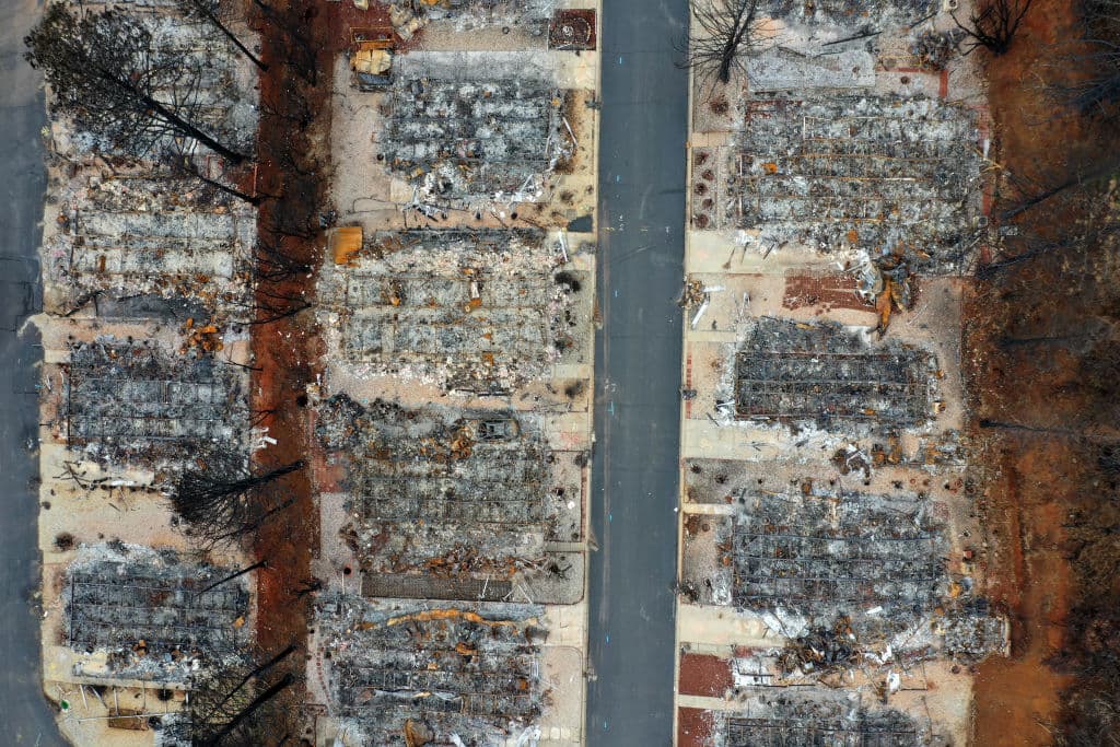 El poderoso incendio cubrió un área de 153,336 acres, casi 240 millas cuadradas y destruyó 18,804 estructuras. Sus potentes llamaradas causaron la mayor parte del daño en de las primeras cuatro horas. (Foto por: Justin Sullivan/Getty Images)