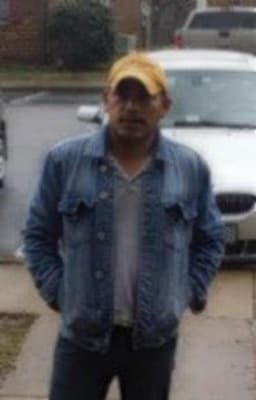 Clemente Jiménez López. Dos presuntos ladrones se le acercaron a Clemente y a dos acompañantes cuando llegaban a su apartamento en Richmond, Virginia, el 6 de marzo de 2016. Uno de los sujetos les pidió en español que le dieran dinero y las tres víctimas corrieron hacia rumbos distintos. Los vecinos escucharon disparos y llamaron a la policía, que al llegar al lugar encontró a Clemente con una herida de bala en la cabeza.
<br>
<br>Los investigadores creen que los responsables de este homicidio cometieron otros asaltos a mano armada en la zona, desde un día antes del crimen. Los sospechosos han sido descritos como hispanos de unos 20 años. Uno de ellos tiene un tatuaje en el cuello. Viajaban en un auto sedán de cuatro puertas. El FBI ofrece una recompensa de 10,000 dólares por información que facilite su captura.