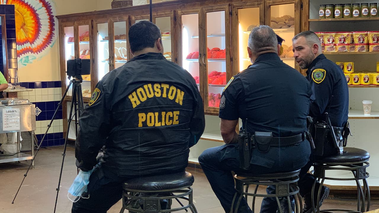 “Comunidad y Confianza” es el nombre del programa en español que se transmite todos los martes a las 9:00 am.