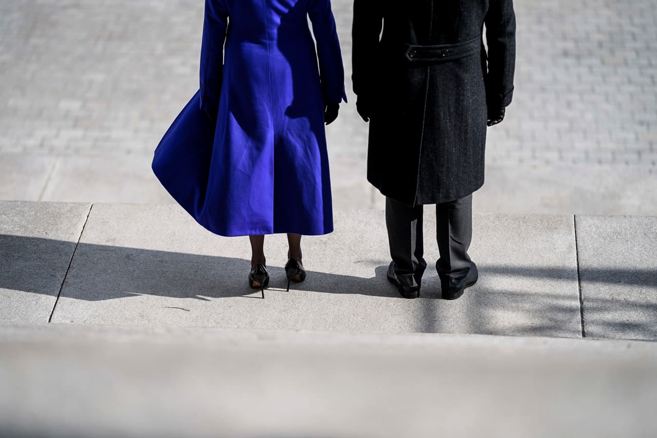 Además de los guantes a juego y el cubrebocas negro con el que llegó al evento, llamó la atención, en tono de broma, que la política hubiera dejado en casa
<b><a href="https://www.univision.com/famosos/jomari-goyso-hace-frente-a-los-criticos-de-la-portada-de-vogue-con-kamala-harris-video"> las zapatillas Converse </a></b> con las que fue fotografiada para la portada de febrero de la edición estadounidense de la revista Vogue.