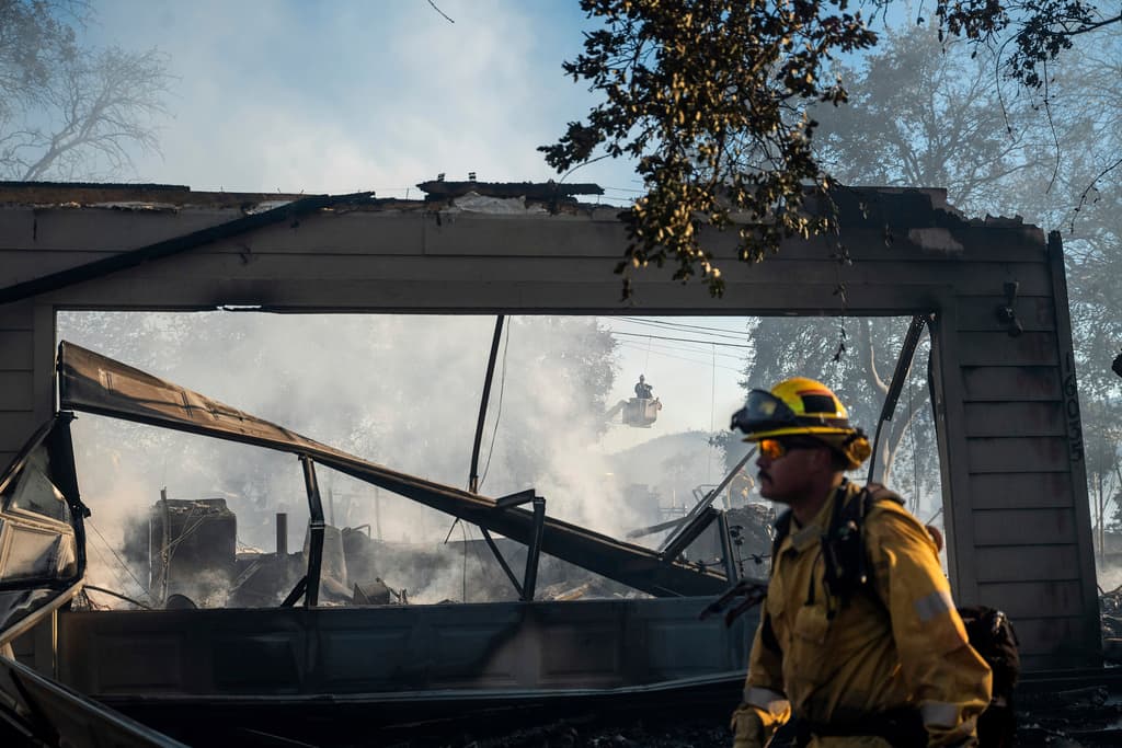 Las escuelas y el hospital local están operando con generadores de emergencia. Cal Fire está combatiendo las llamas desde el aire y tierra.