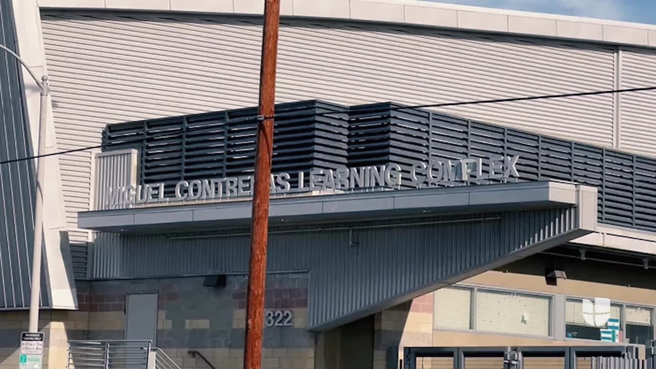 Cierran escuela en Los Ángeles tras apuñalamiento de estudiante