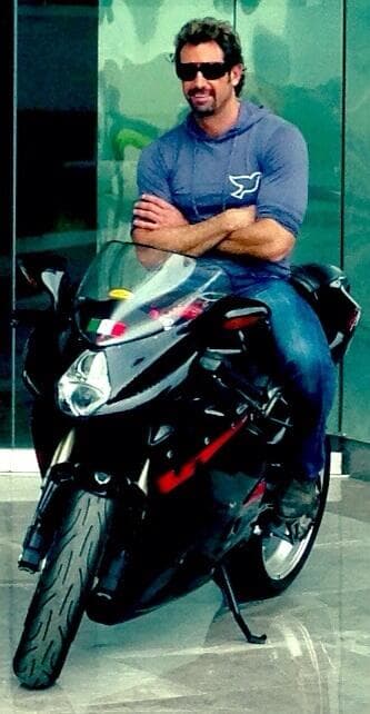 ¿A poco no se ve súper varonil arriba de una moto?