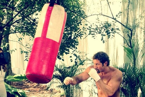 En sus ratos libres practica box.