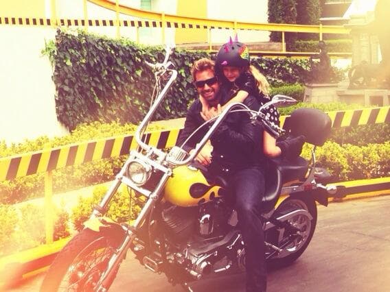 Comparte una de sus pasiones con sus pequeñitas y las consiente en todo.