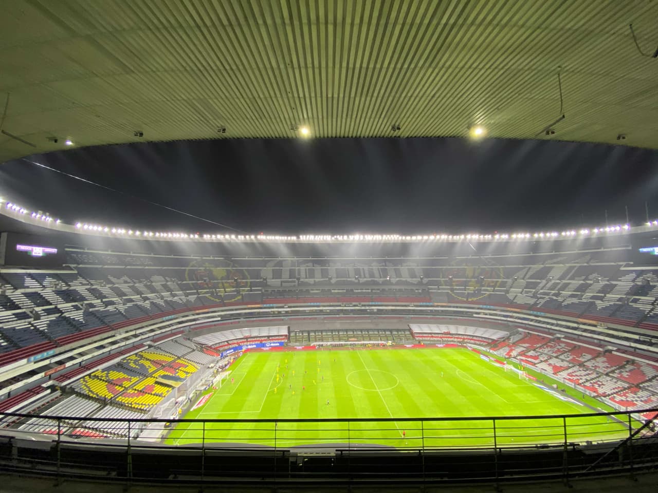 El Azteca vacío sufre el triunfo de México sobre Jamaica bajo la lluvia de la Ciudad de México.