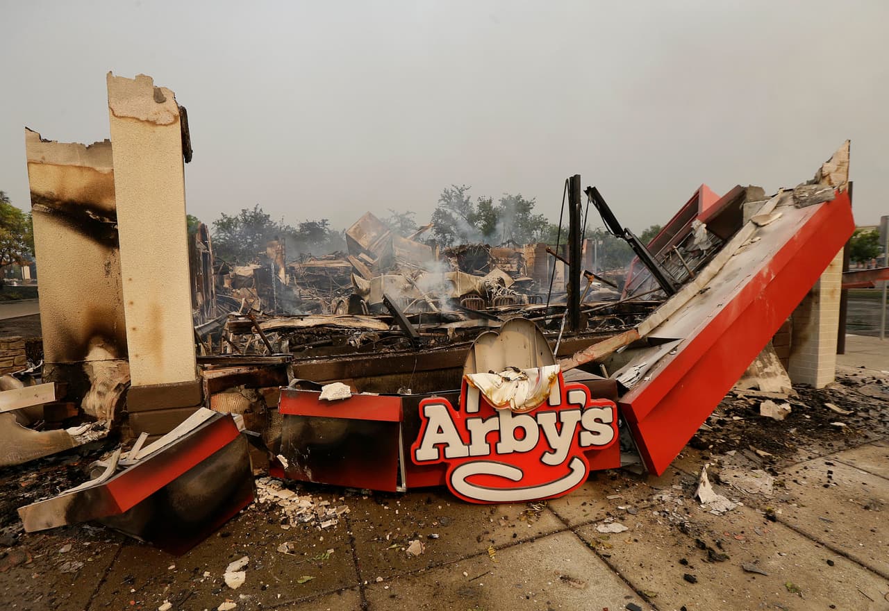 Un letrero del restaurante de comida rápida Arby’s es lo único que identifica a estos escombros.