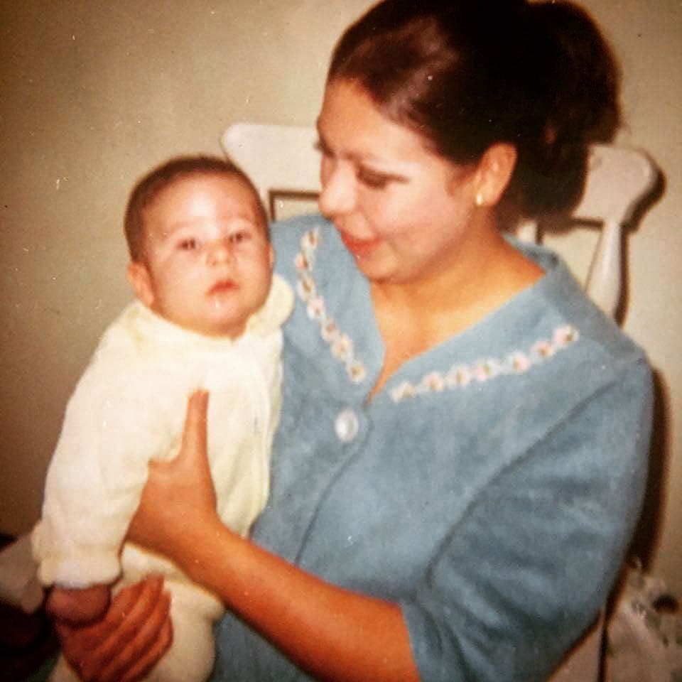 El conductor mexicano ve en su madre un ejemplo de fortaleza, así lo confesó durante la 
<a href="https://www.univision.com/shows/despierta-america/carlos-calderon-abrio-las-puertas-de-su-casa-para-compartir-sus-secretos-con-raul-gonzalez-entrevista-completa-video" target="_blank">entrevista</a> que Raúl González le hizo para el serial '¿Quiénes somos?'.