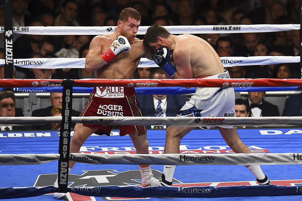 En el primer round el mexicano 'Canelo' Álvarez tomó la iniciativa, hubo poco estudio entre los pugilistas.
