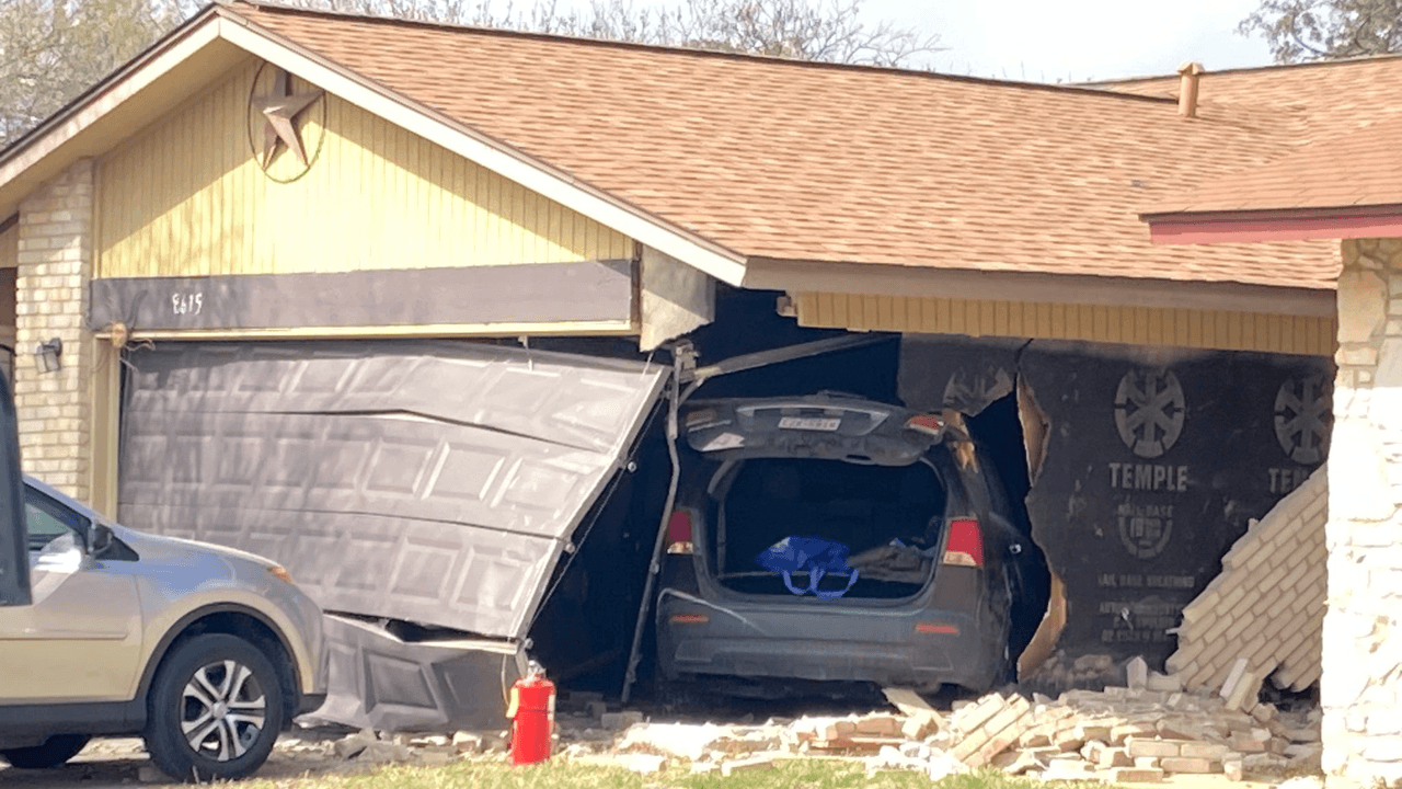 Adolescentes se estrellan contra una casa cuando la policía apenas intentaba detenerlos