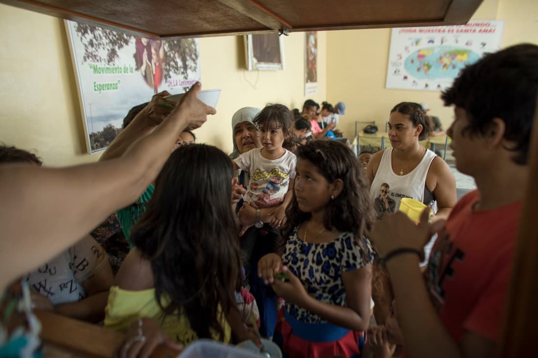La hora de la comida en un albergue ubicado en la frontera entre Ecuador y Perú.
