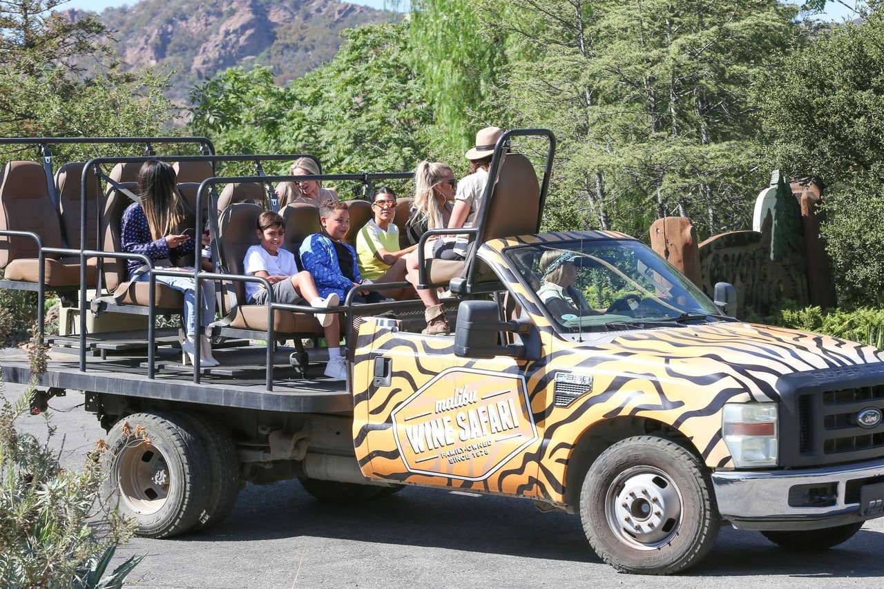 Cabe destacar que Khloé y Kourtney Kardashian se expusieron a una experiencia única, atravesando viñedos, probando el fruto de las distintas uvas y, aunque no lo crean, también tuvieron la oportunidad de alimentar a varios animales.