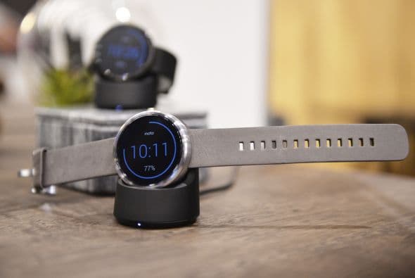El nuevo Moto 360 costará $250 con correa de plástico y $300 con correa metálica.