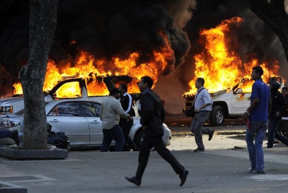 Varios automóviles fueron incendiados en las calles de Caracas.