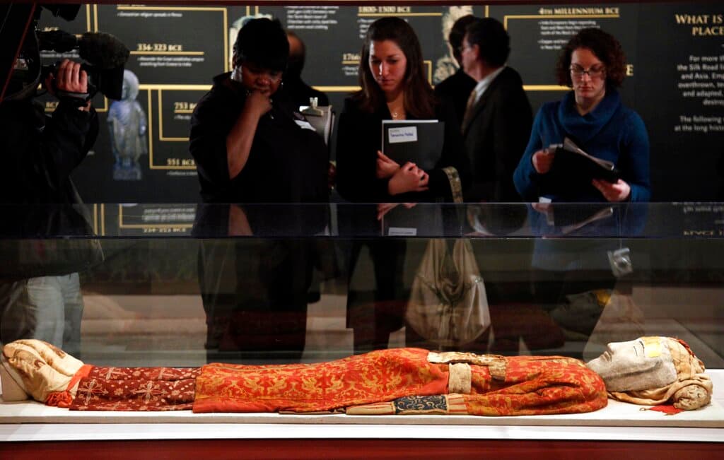 Las momias de la cuencia de Tarim lograron preservarse en excelente estado gracias a las condiciones climatológicas y las altas concentraciones de sal que existen en los desiertos, lo cual ayidó a preservar tanto cabello como los ropajes en un estado casi perfecto.