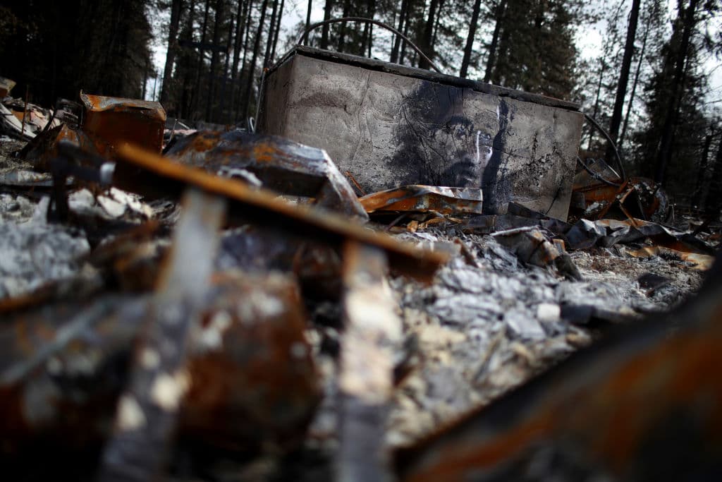 Y que sus habitantes no deben ser olvidados, porque los incendios acabaron, pero las lluvias y las inclementes condiciones del tiempo continúan y son peores las crietas del alma de aquellos que lo han perdido todo, menos la esperanza.
<br>(Foto por: Justin Sullivan/Getty Images)
